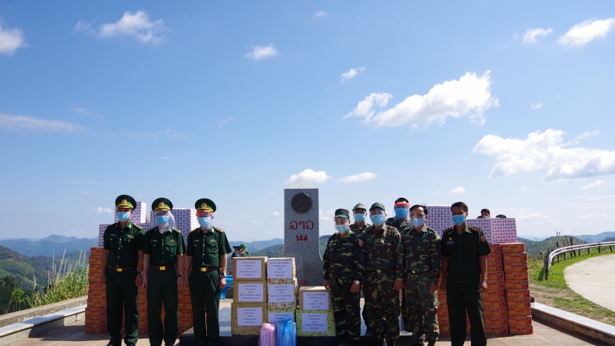 Điện Biên tặng vật tư y tế phòng, chống dịch Covid-19 cho lực lượng bảo vệ biên giới Lào