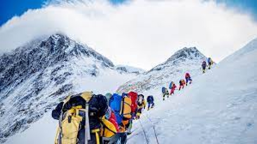 Trung Quốc dừng hoạt động leo núi trên đỉnh Everest vì Covid-19