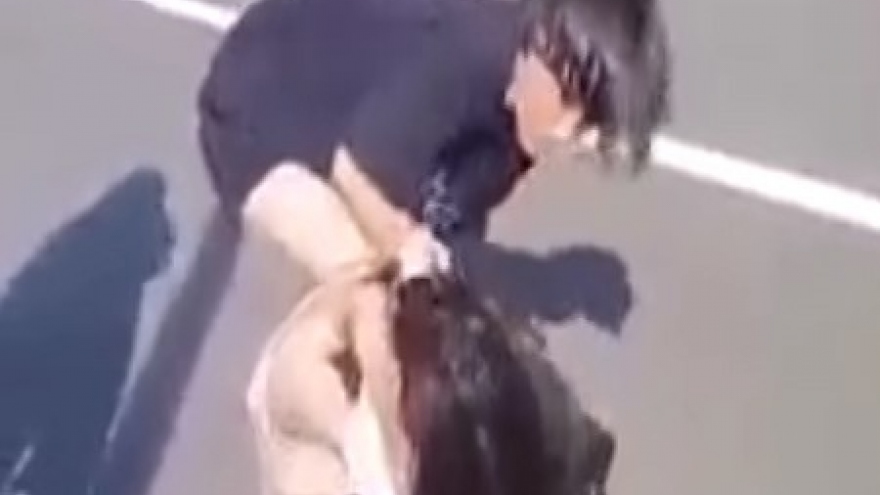 Xác minh đoạn clip nữ sinh lớp 7 bị đánh, lột áo trên cầu Bình Đào