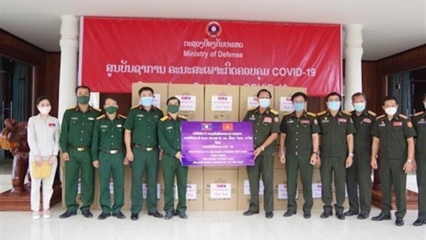 Vietnamese community helps Laos combat COVID-19