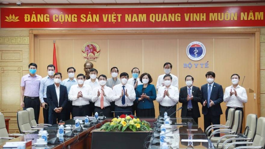 Health Ministry given VND160 billion in donations to fund vaccine purchase