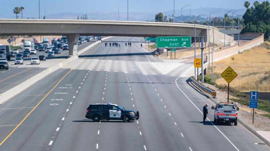 Bé trai 6 tuổi bị bắn chết ngay trên đường phố Nam California (Mỹ)