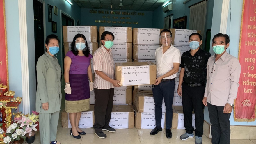 Tặng khẩu trang cho cộng đồng người Việt tại thủ đô Vientiane (Lào)