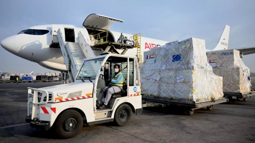 Châu Âu tăng tốc vận chuyển vật tư y tế trợ giúp Ấn Độ