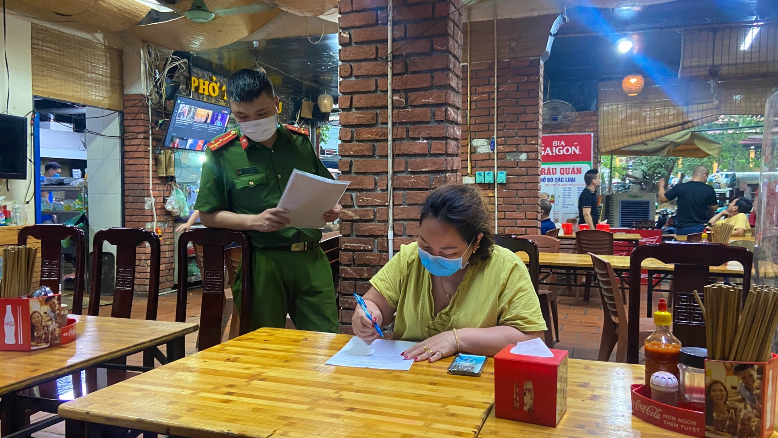 Các quán bia ở Hà Nội tuân thủ quy định phòng dịch Covid-19