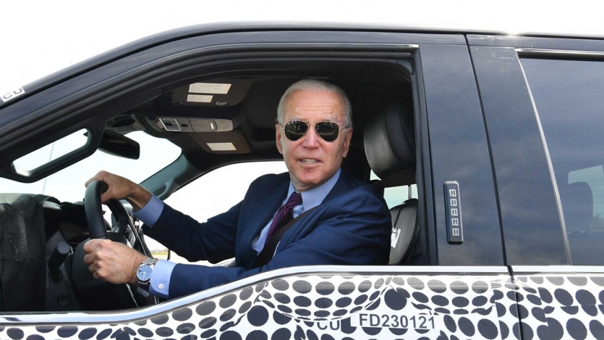 Tổng thống Mỹ Joe Biden lái thử Ford F150 Lightning