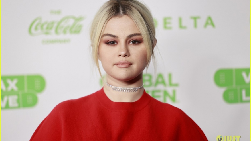 Selena Gomez khoe sắc với đầm đỏ quyến rũ tại sự kiện