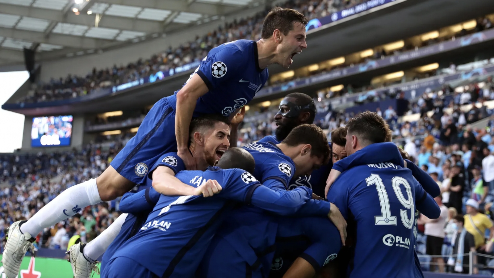 Thắng thuyết phục Man City, Chelsea lên đỉnh châu Âu ở Dragao