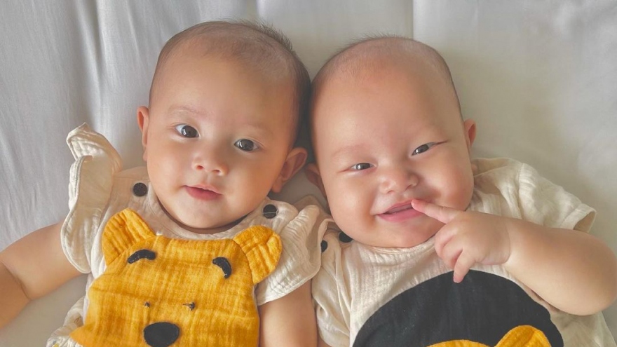 Ngắm vẻ đẹp đáng yêu "tan chảy" của cặp song sinh nhà Hà Hồ - Kim Lý