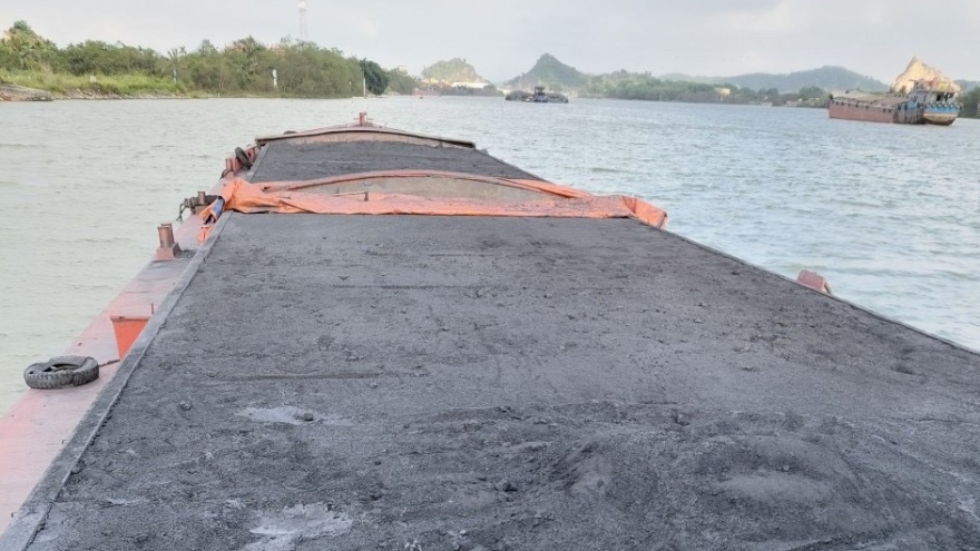 Quảng Ninh bắt tàu vận chuyển lậu 800 tấn bã xít thải 