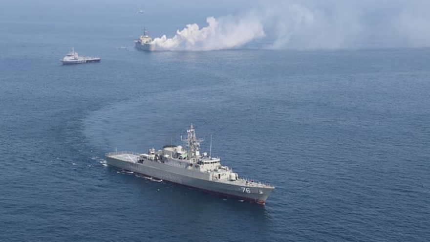 Tàu Mỹ bắn 30 phát súng cảnh cáo khi bị tàu Iran áp sát
