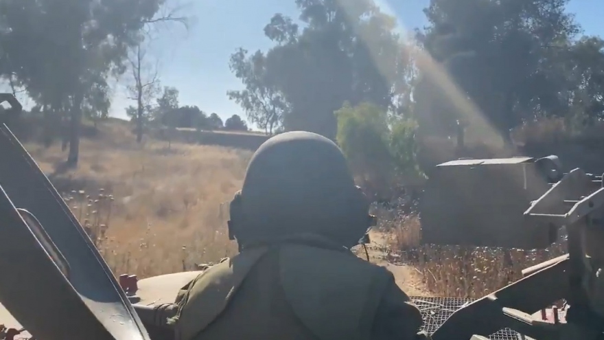 Thiết giáp Israel ém sát biên giới, chiến đấu cơ xuất kích giội tên lửa dồn dập xuống Gaza