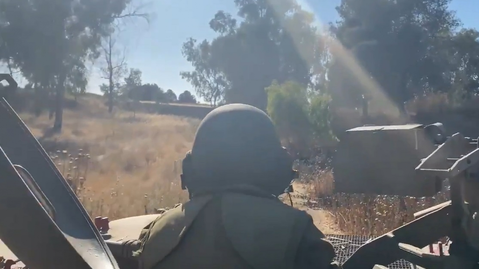 Thiết giáp Israel ém sát biên giới, chiến đấu cơ xuất kích giội tên lửa dồn dập xuống Gaza