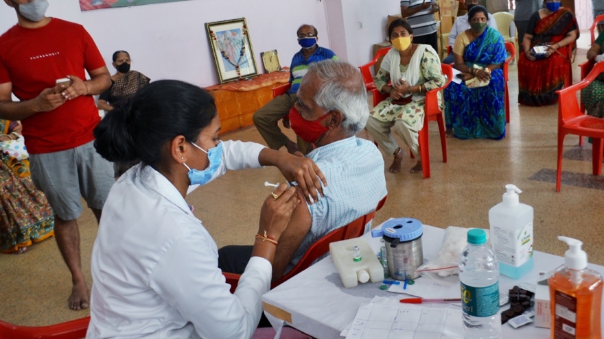 Ấn Độ tiêm vaccine cho người trên 18 tuổi khi số ca Covid mới vượt mốc 400.000 người/ngày