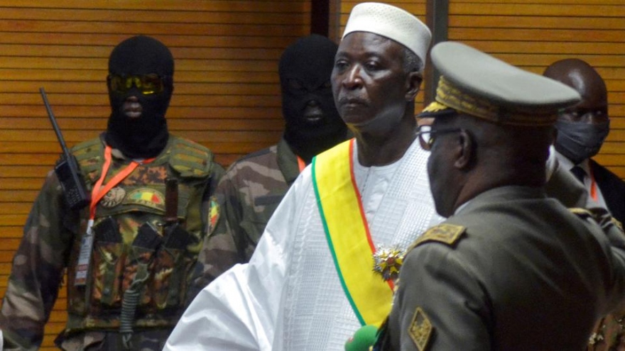 Quân đội Mali bắt giữ Tổng thống và Thủ tướng lâm thời