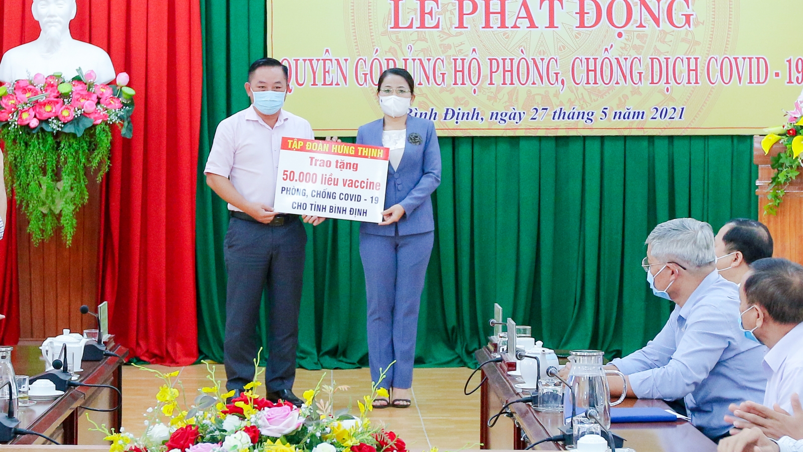 Tập đoàn Hưng Thịnh trao tặng cho tỉnh Bình Định 50.000 liều vaccine COVID-19