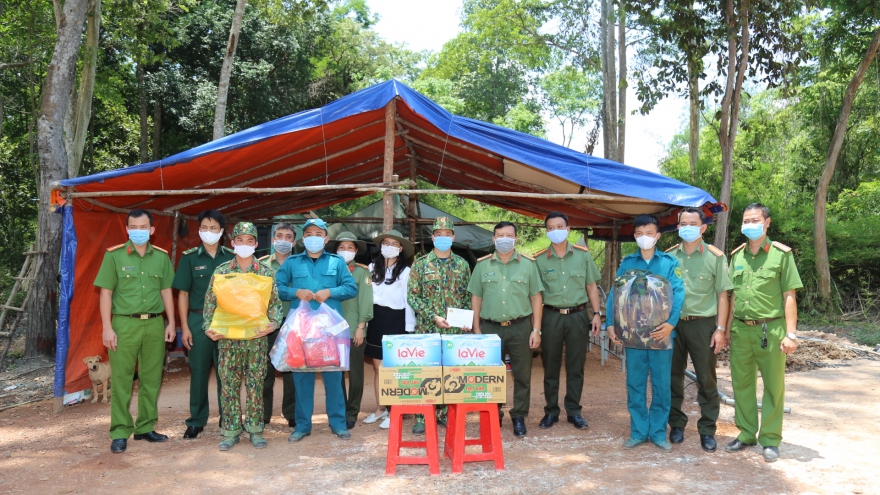 Kim Oanh Group thăm tặng quà bộ đội biên phòng Tây Ninh