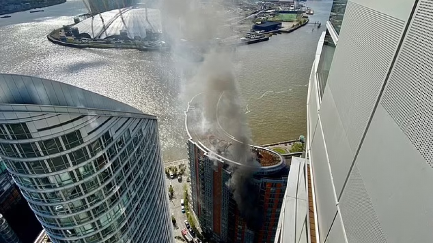 Cháy chung cư Tòa tháp London, 20 xe cứu hỏa đến hiện trường