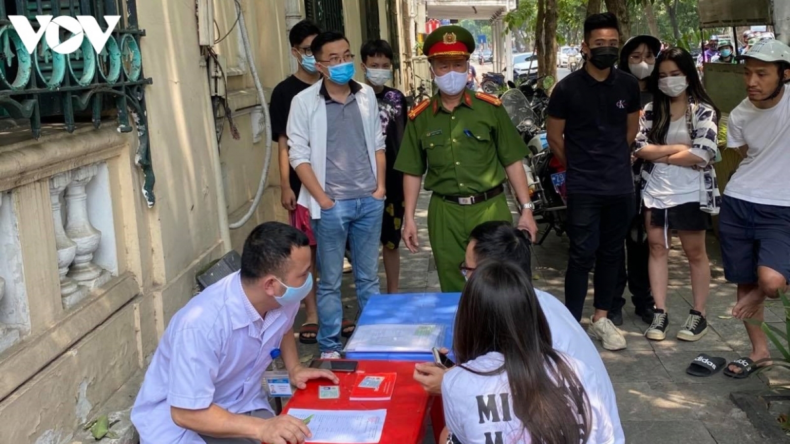 Công an Hà Nội xử phạt 220 người không đeo khẩu trang nơi công cộng 