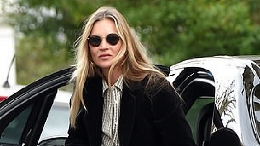 Cựu mẫu lừng danh Kate Moss "hút mắt" với vẻ ngoài sành điệu ở tuổi 47