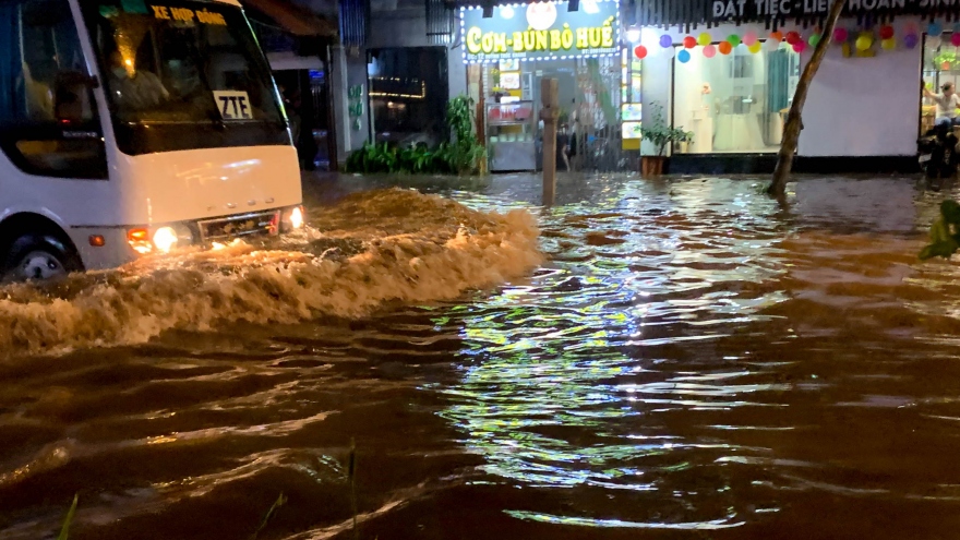 Mưa lớn vào giờ tan tầm khiến đường phố Hà Nội ngập sâu, giao thông ách tắc