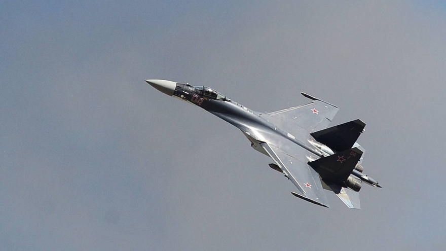 Tiêm kích Su-35 của Nga chặn máy bay trinh sát Mỹ trên Thái Bình Dương
