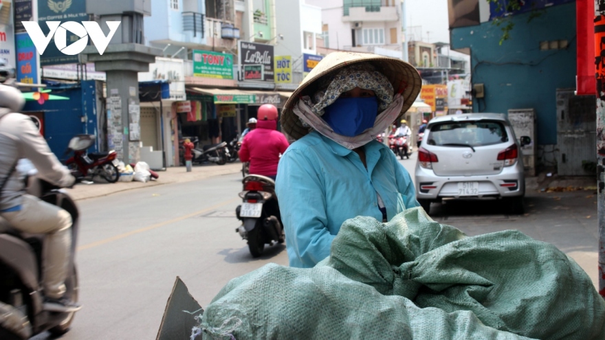 Chật vật mưu sinh trong nắng nóng đỉnh điểm