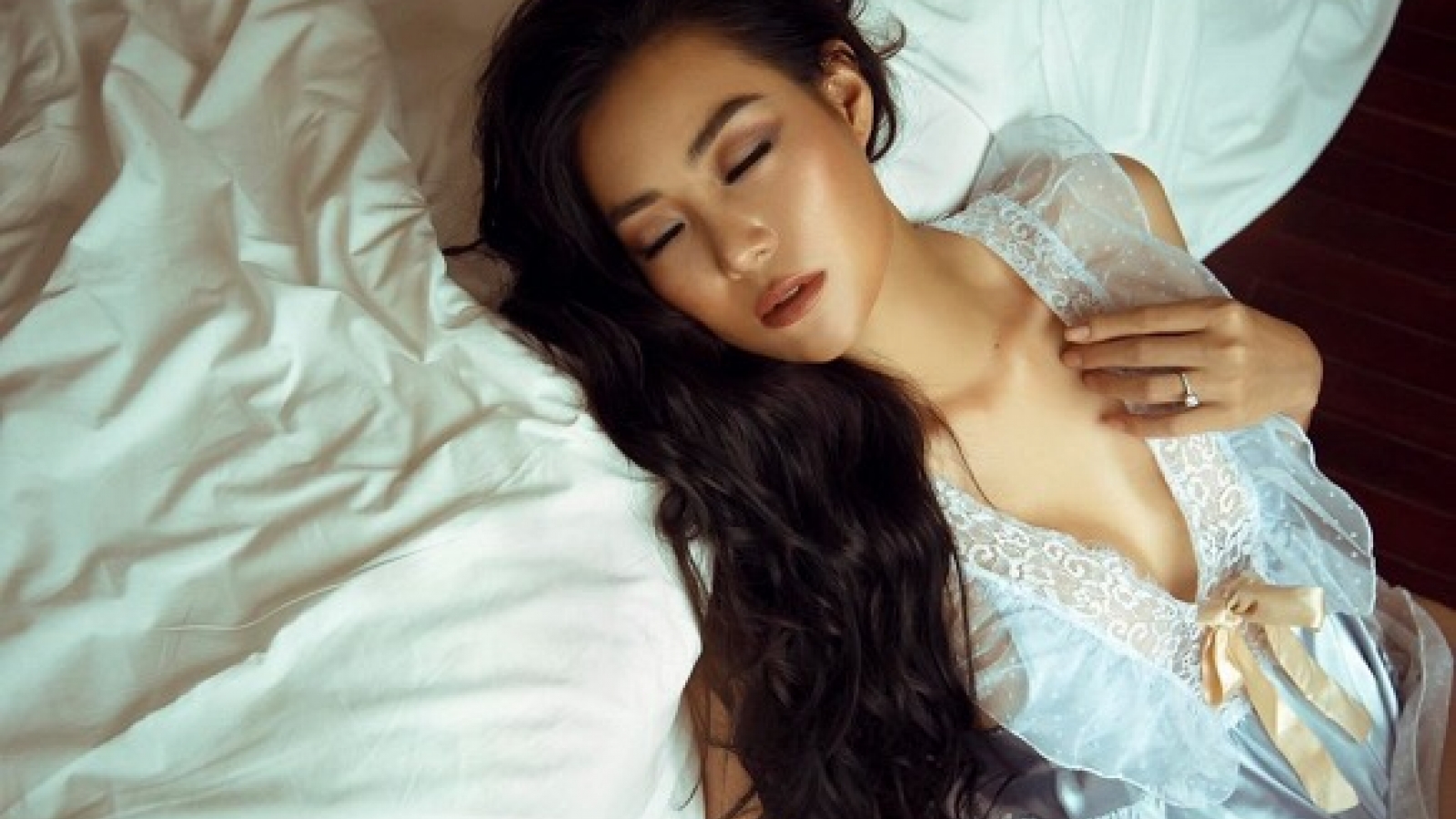 Thanh Hương lột xác quyến rũ, diện váy hững hờ trong bộ ảnh mới