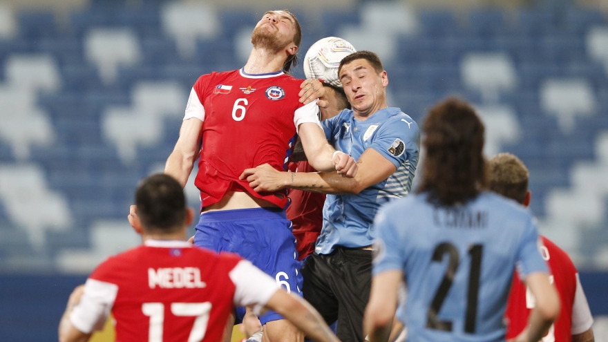 Vidal phản lưới nhà, Chile đánh rơi chiến thắng trước Uruguay ở Copa America 2021