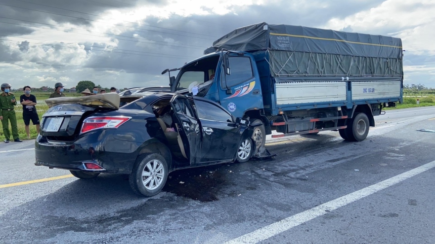 Road accident on Phap Van-Cau Gie expressway leaves three dead 