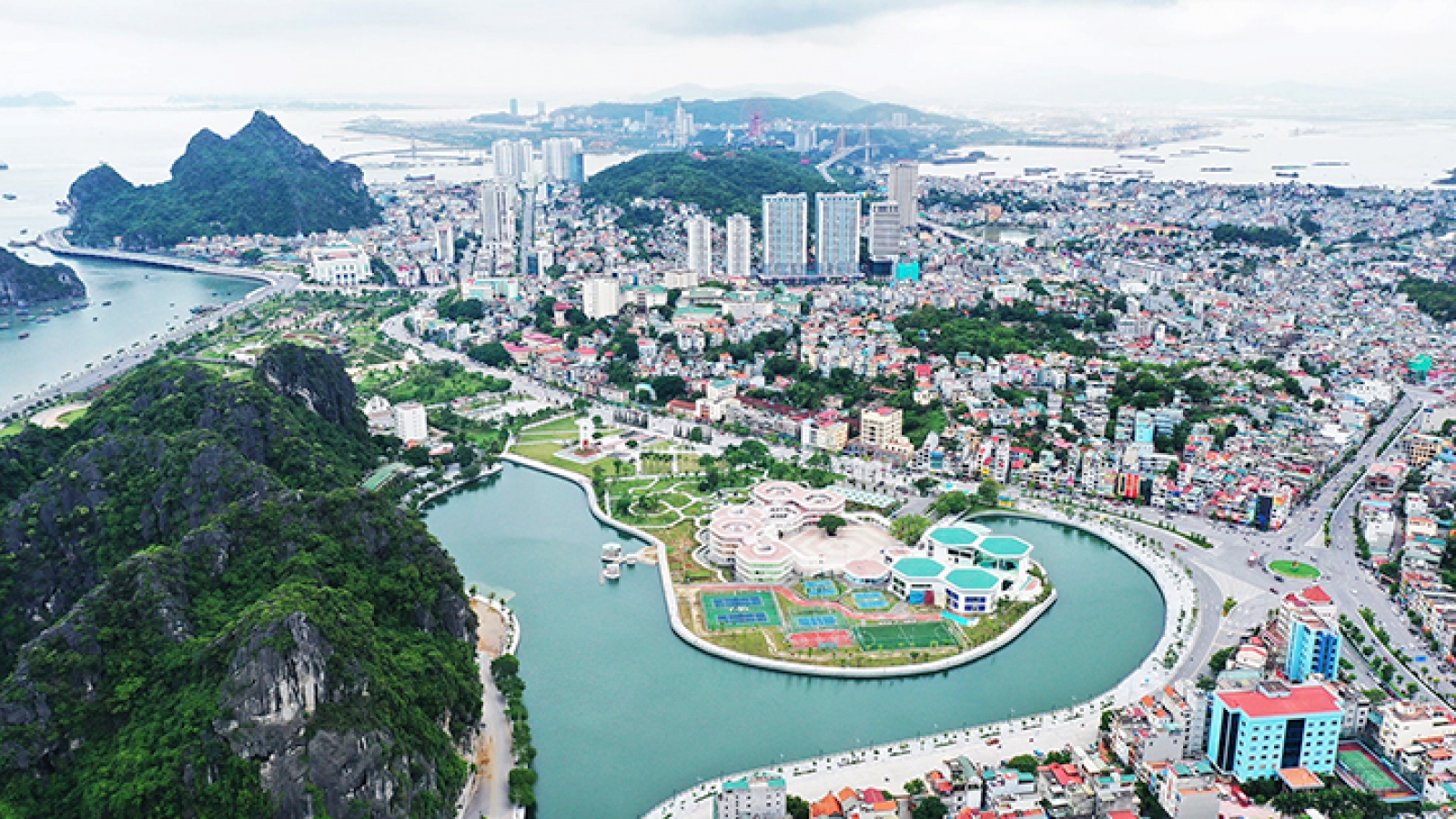 Quang Ninh allows reopening of tourist sites, non-essential services