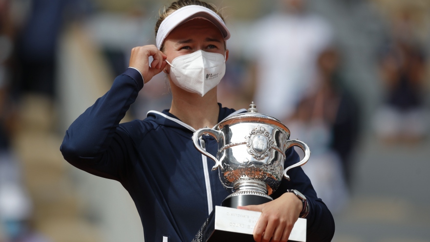 Tay vợt "vô danh" lần đầu vô địch đơn nữ Roland Garros 