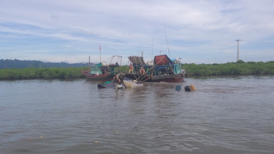 Cứu sống một ngư dân bị chìm tàu tại khu vực Đèn Ba Lăng