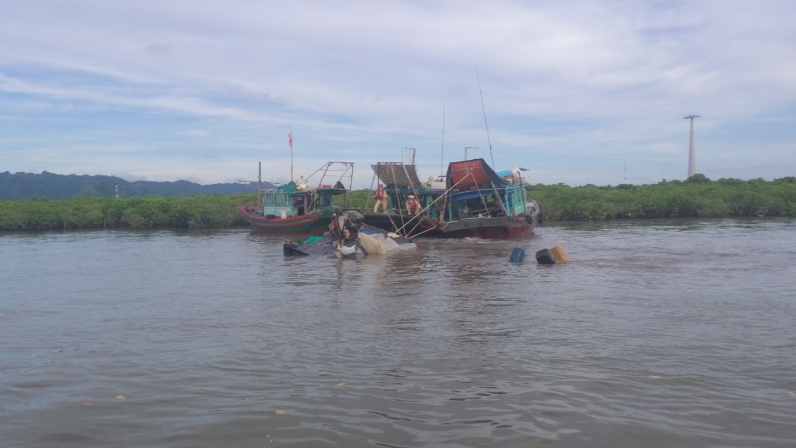 Cứu sống một ngư dân bị chìm tàu tại khu vực Đèn Ba Lăng