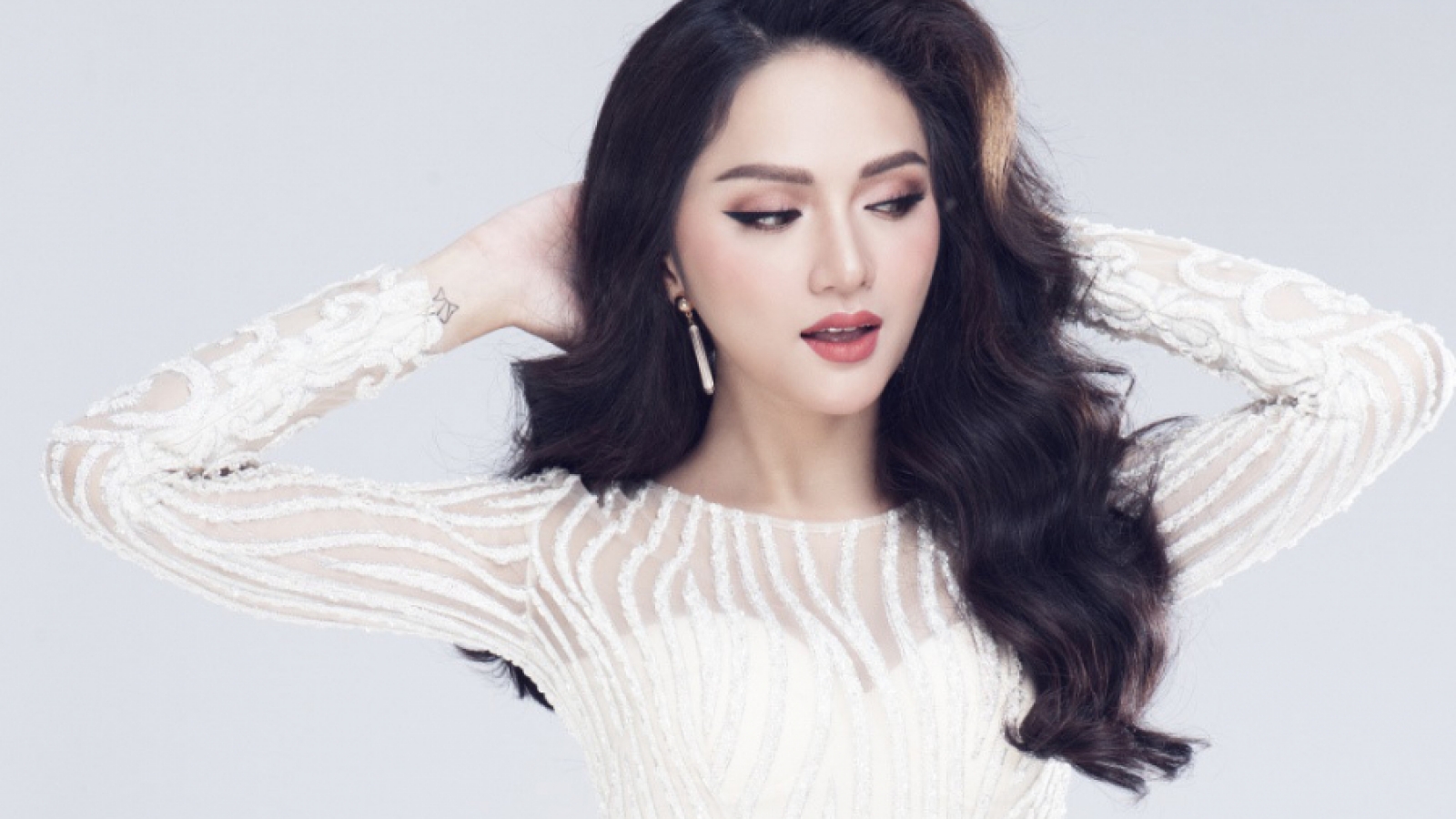 Chuyện showbiz: Hương Giang tái xuất xinh đẹp sau thời gian vắng bóng