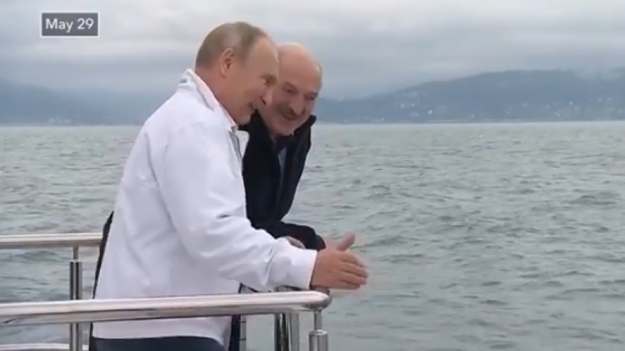 Tổng thống Nga Putin tiếp thân mật Tổng thống Belarus Lukashenko trên du thuyền