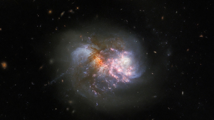 Hình ảnh ngoạn mục khi 2 thiên hà sáp nhập với nhau từ Kính Hubble