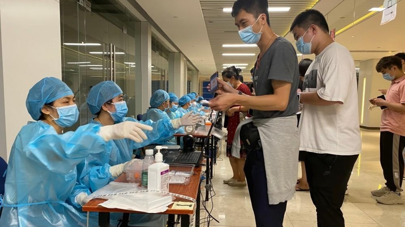Phật Sơn (Trung Quốc) hạn chế đi lại do Covid-19, Australia đối phó với tin giả về vaccine