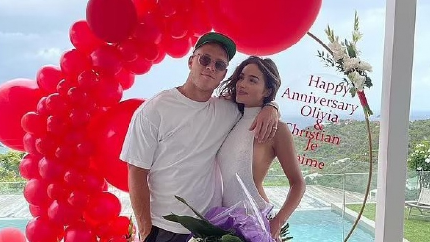 Hoa hậu Olivia Culpo ngọt ngào ôm bạn trai kỷ niệm 2 năm hẹn hò