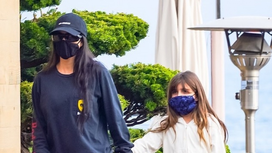 Kourtney Kardashian dẫn con gái cưng đi ăn trưa tại nhà hàng bên bờ biển