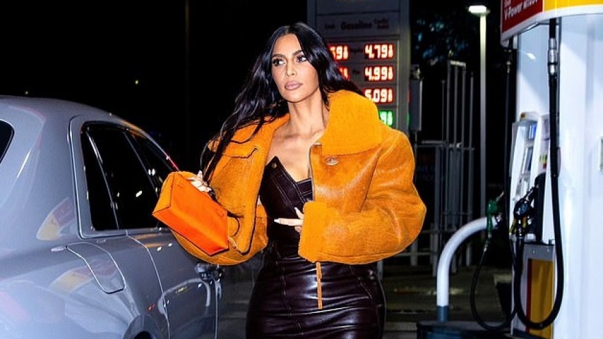 Kim Kardashian diện đầm bó tôn dáng đi ăn tối cùng bạn bè