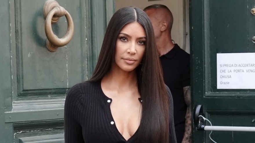 Kim Kardashian cài áo hờ hững khoe body nóng bỏng đi ăn trưa cùng bạn bè ở Italy