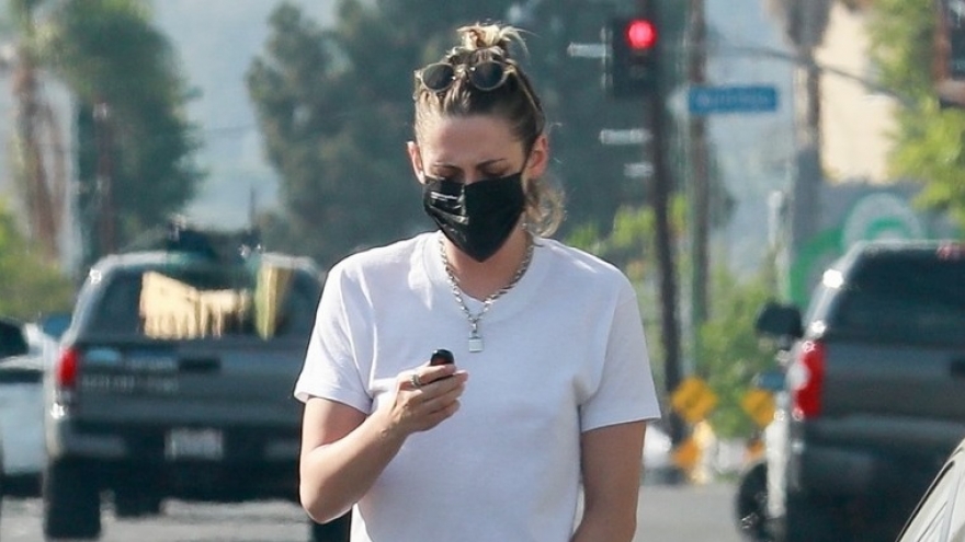 Kristen Stewart diện đồ trẻ trung ra phố