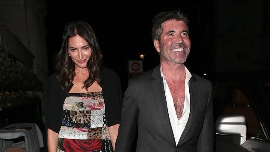 "Ông trùm" Simon Cowell phong độ nắm tay bạn gái đi chơi tối