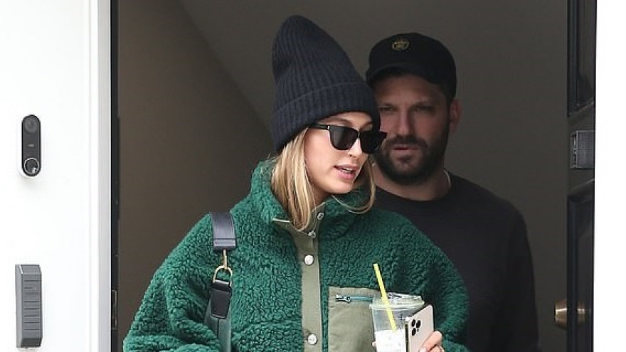 Hailey Baldwin giản dị đi dã ngoại cùng chồng