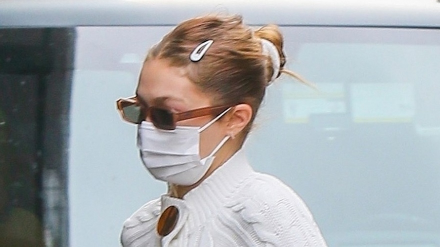 Gigi Hadid giản dị đến hiệu ảnh để chụp hình 