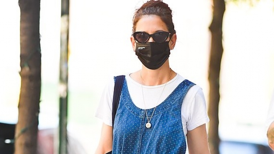 Katie Holmes vui vẻ đi chơi cùng bạn bè sau khi chia tay bạn trai đầu bếp