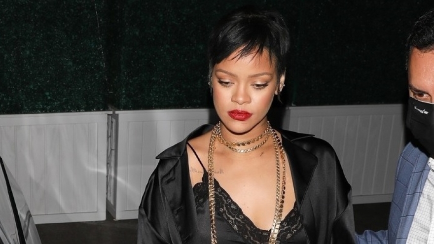 Rihanna diện đồ lụa gợi cảm đi ăn cùng bạn bè