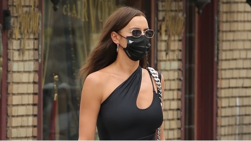 Siêu mẫu Irina Shayk đi đón con gái cưng trông cũng đẹp gợi cảm