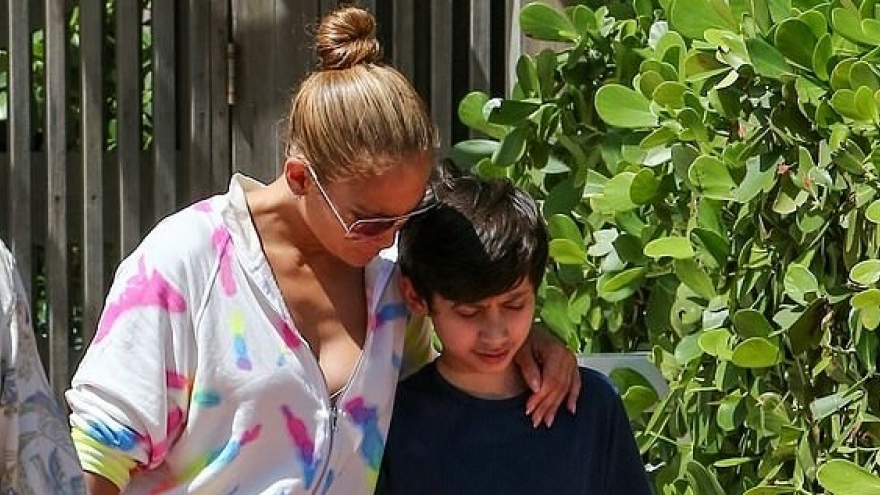 Jennifer Lopez diện jumpsuit trẻ trung đi chơi cùng cặp song sinh